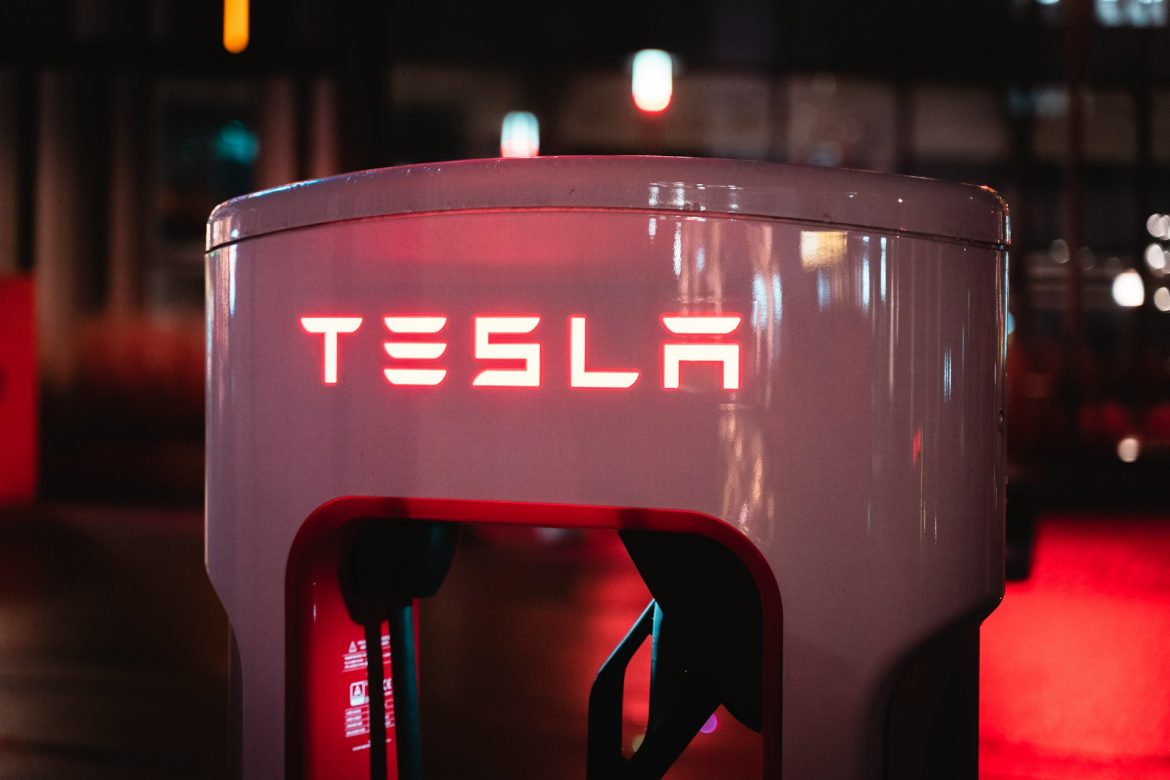 Tesla despide al equipo encargado de la carga de vehículos eléctricos